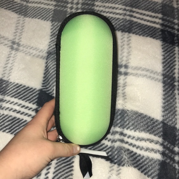 NWOT Two Color oval Clinique bag - Picture 2 of 4